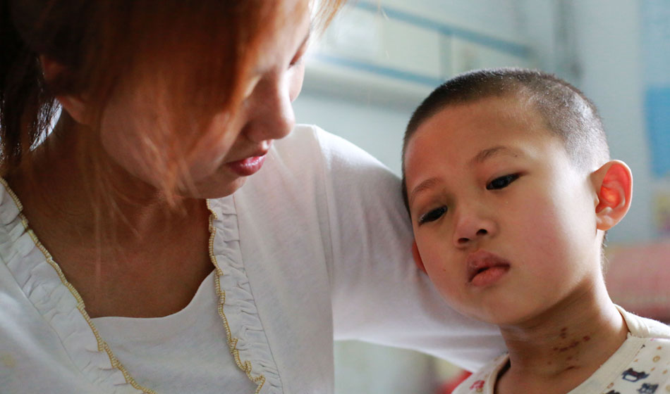 小彬嫻，7歲，家住邯鄲磁縣桑莊村，前一天還在家里玩得十分開(kāi)心。3月21日凌晨2點(diǎn)多，她的鼻子突然開(kāi)始流血，小彬嫻的爸爸桑先生立刻抱起孩子跑到了村里的小門(mén)診，醫(yī)生本以為只是普通的上火流鼻血，建議回去冰敷，細(xì)心的爸爸看到孩子的喉嚨一直在吞咽什么東西，突然從小彬嫻的嘴里涌出大量鮮血，醫(yī)生和桑先生頓時(shí)嚇懵了，醫(yī)生建議趕緊送往大醫(yī)院。當(dāng)天下午，父母帶孩子來(lái)到邯鄲市第四醫(yī)院，在此過(guò)程中，小彬嫻不斷出現(xiàn)吐血的情況，經(jīng)過(guò)醫(yī)生檢查當(dāng)時(shí)的小彬賢體內(nèi)所剩的血液不足300個(gè)血小板(正常人每立方毫米血液中大約含有10～30萬(wàn)個(gè)血小板).經(jīng)過(guò)4天的輸血治療，小彬嫻的情況并沒(méi)有好轉(zhuǎn)。3月24日，第四醫(yī)院對(duì)其進(jìn)行了2遍血常規(guī)的檢驗(yàn)，發(fā)出了“隨時(shí)都有生命危險(xiǎn)”的通知。情況緊急，桑先生傍晚帶孩子趕到了邯鄲市中心醫(yī)院。3月25日，小彬賢經(jīng)過(guò)2次骨髓穿刺檢查，并到天津研究院做了進(jìn)一步確認(rèn)，最后被確診為“急性粒細(xì)胞白血病M3型”。
