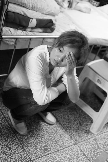 女兒熟睡之后，媽媽總會(huì)一個(gè)人想很多，女兒的病情、巨額的醫(yī)療費(fèi)用時(shí)刻充斥著她的大腦，年輕的媽媽在這種情境下變得憔悴了很多，她不知道小彬嫻什么時(shí)候會(huì)好起來(lái)，帶著她穿梭在小公園里看著她稚嫩的笑。