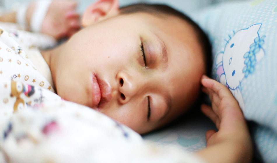 小彬嫻眼部、嘴部、脖子等出血點(diǎn)致使她無(wú)法吃硬東西，不小心劃破一下對(duì)她就是最大的損失，每個(gè)人都在保護(hù)著她，包括幼小的她自己。