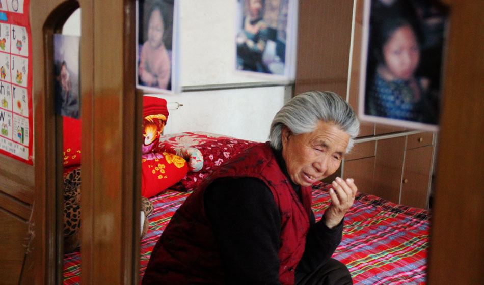 小彬嫻80歲的老奶奶每天在家祈禱小彬嫻早日回來(lái)。“老奶奶最親”這是小彬嫻對(duì)“誰(shuí)最親”這個(gè)問(wèn)題最多的回答，小彬嫻和老奶奶就像是一對(duì)好朋友，兩個(gè)人在一起總是歡聲笑語(yǔ)。而現(xiàn)在，老奶奶每天看著鏡子前的小彬嫻的照片就會(huì)淚流滿面。
