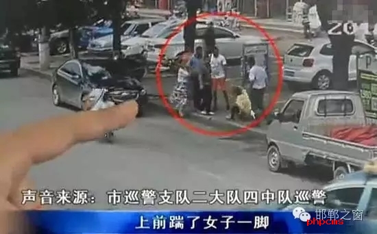 8月5日，市巡警支隊二大隊四中隊巡警在水廠路上巡邏時，突然一名神色慌張的男子攔下了警車，男子向巡警說他的愛人被打了。巡警立即查看情況，發(fā)現(xiàn)一名約30歲的女子手捂腹部倒在便道上，巡警立即撥打了110和120。經(jīng)了解得知，受傷女子于某某已懷有兩個月身孕，于某某的丈夫與男子有經(jīng)濟(jì)糾紛，當(dāng)天男子找于某某的丈夫要錢，結(jié)果起了爭執(zhí)。巡警從醫(yī)院了解到于某某不幸流產(chǎn)。