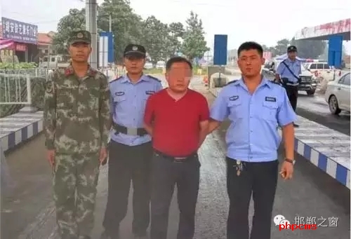 8月8日13時許，邯鄲大名李茂堤警務(wù)站民警，在一輛南樂開往龍王廟的公共汽車上，查獲一名無身份證男子。該男子自稱是龍王廟鎮(zhèn)人，在民警詢問下又改口稱是孫甘店鄉(xiāng)人，閃爍其詞、神色慌張。經(jīng)調(diào)查該男子叫朱某。于7月7日，在大名縣人民法院判決的一起民間借貸糾紛案中，犯罪嫌疑人朱某拒不履行法院判決。7月13日，大名縣公安局依法將該朱上網(wǎng)追逃。