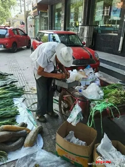 網(wǎng)友爆料：八十三歲，本該在家頤養(yǎng)天年，然而在光明大街水院路口卻有一位爺爺在酷暑烈日當(dāng)下賣菜和葡萄，如果有住在附近的小伙伴們，如果你正好想買菜，買葡萄，不妨去看看。