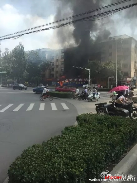 網(wǎng)友爆料：8月11日，邯鄲中華南大街和學(xué)院北路交叉口東南角，一飯店起火，消防官兵接警后緊急救援，目前起火原因不明。大家一定要注意用電用煤氣安全。