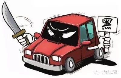 8月3日上午，公交分局接群眾報警稱，在汽車西站搭乘一輛白色奧拓(黑出租車)時，被該車司機持刀搶劫2600元。公交分局迅速組織警力現(xiàn)場勘查、走訪調(diào)查、調(diào)取天網(wǎng)監(jiān)控視頻、尋找嫌疑人蹤跡，經(jīng)大量工作，于次日凌晨6時許，辦案民警在復(fù)興區(qū)大乘寺附近發(fā)現(xiàn)嫌疑人的活動蹤跡。經(jīng)縝密布控，辦案民警在火車站一舉將犯罪嫌疑人張某某抓獲，犯罪嫌疑人張某某對持刀搶劫乘客的犯罪事實供認不諱。