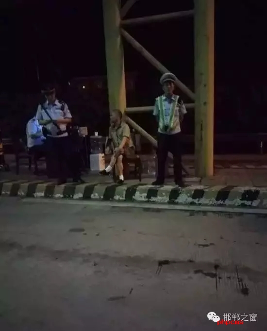 8月9日晚，磁縣交警大隊林坦中隊民警在執(zhí)行勤務(wù)中，對一輛小型普通客車進行例行檢查，該車司乘人員三人，其中兩名乘坐人員神情恍惚，非?？梢?，民警認真核對每名人員信息，經(jīng)網(wǎng)上對比查詢，系統(tǒng)提示陳某某具有吸毒史。執(zhí)勤民警立即對該車進行全面徹查，并對該車三名司乘人員做了尿檢，檢驗結(jié)果兩名乘坐人員為陽性。最終，經(jīng)過細致盤問，周某某、陳某某對其吸毒事情供認不諱。
