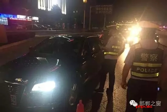 為保證奧運期間有一個良好的道路交通環(huán)境，針對疲勞駕駛、酒后駕駛等違法行為，邯鄲交警六大隊組織開展集中整治酒駕、醉駕專項行動。8月10日，交警六大隊出動警力130余名，出動警車15輛，設置執(zhí)勤卡點17處，從20時起至23時，在大隊轄區(qū)內查獲了18個“酒鬼”以及涉牌涉證違法行為21起。當晚，在中華大街水廠路口，有一輛車為了逃避檢查，還試圖倒車逃跑。