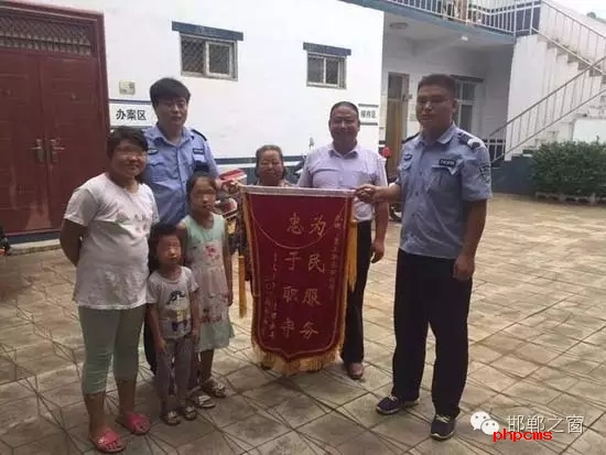 8月份，雞澤縣局店上派出所在開展入戶訪查工作中了解到，2011年，浮東三村村民孟某與外地女子唐某（云南省昭通市人）結(jié)婚，戶口沒有遷移，因是二婚，妻子唐某帶有的三個孩子也跟隨孟某生活，三個孩子均沒有戶口。不幸的是，其妻子唐某在2015年年底因車禍死亡，三個孩子無法取得醫(yī)學(xué)證明，就一直未能申報戶口。民警在獲悉此情況后，主動上門對這3個無戶口孩子進行入戶調(diào)查，經(jīng)過一周的緊張工作，雞澤縣局店上派出所會同縣局戶政股為這3個孩子解決了戶口問題，最終將3個孩子的戶口頁交到孟某手中。
