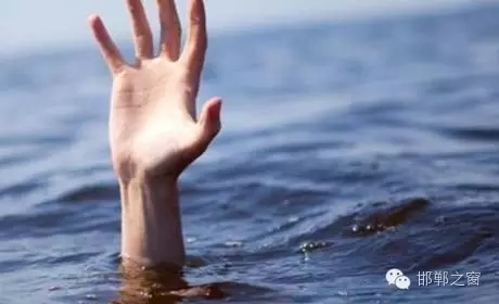 8月11日下午4點左右，邯鄲臨漳縣油房村村主任程艮生像往常一樣在自己負責(zé)的區(qū)域巡查，在快要接近漳河時，程艮生發(fā)現(xiàn)不遠處有兩個人在水里撲騰。程艮生用盡全力將兩人救上岸?！皟蓚€孩子才十八九歲，正值大好年華?！被貞浧甬?dāng)時情形，程艮生依然心有余悸。