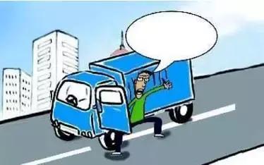 2月27日凌晨，邯鄲市一名男子套用其表哥A2駕駛證信息駕駛大貨車(chē)進(jìn)入市區(qū)，沒(méi)成想因?yàn)樽旖堑囊活w痣被交警看出破綻，不僅被公安機(jī)關(guān)依法行政拘留了15天，而且被罰款1500元。在事實(shí)面前，駕駛?cè)瞬坏貌怀姓J(rèn)自己無(wú)證，試圖用表哥的駕駛證蒙混過(guò)關(guān)。